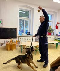 policjant z psem służbowym podczas spotkania w przedszkolu