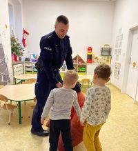 policjant z przedszkolakami podczas spotkania profilaktycznego