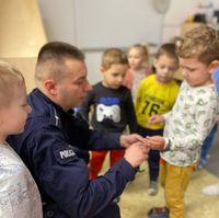 policjant z przedszkolakami podczas spotkania profilaktycznego