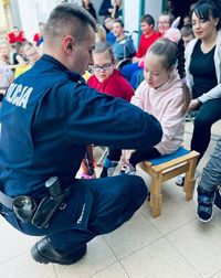 policjant z dziećmi podczas spotkania profilaktycznego