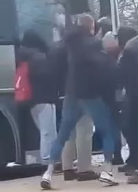Agresywny młody mężczyzna w rupie osób wsiadających do autobusu