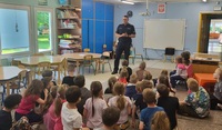 policjant  wśród przedszkolaków