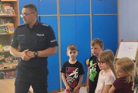 policjant wśród przedszkolaków