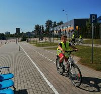 uczennica na rowerze jadąca po miasteczku ruchu drogowego
