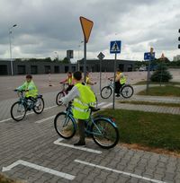 dzieci na rowerach na miasteczku ruchu drogowego