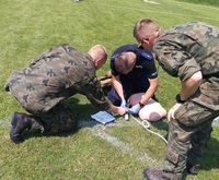 dwaj policjanci  podczas zawodów udzielania pomocy medycznej