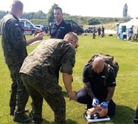 dwaj policjanci podczas zawodów udzielania pomocy medycznej