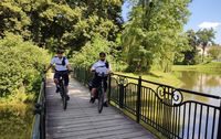 policyjny patrol rowerowy na moście w parku