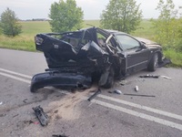 uszkodzony samochód marki Seat koloru ciemnego stojący na drodze