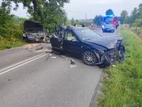 Miejsce zdarzenia drogowego, widoczny uszkodzony samochód marki Seat i uszkodzony samochód marki Opel, w tle samochód strażacki i nieoznakowany radiowóz