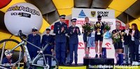 policjantki w strojach sportowych na podium kolarskich wyścigów
