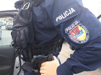 rękaw munduru z napisem Policja i naszywką logiem Komendy Miejskiej Policji w Zamościu