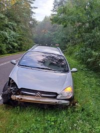 stojący na poboczu drogi osobowy citroen