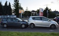 Na jezdni stoją dwa samochody osobowe. Stojący z tyłu uderzył w tego znajdującego się z przodu.