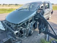 Uszkodzony w wyniku zderzenia z innym pojazdem osobowy Peugeot.