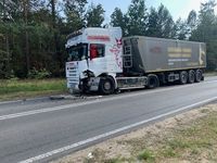 ciągnik siodłowy marki Scania biorący udział w zdarzeniu drogowym z uszkodzeniami w przedniej części pojazdu