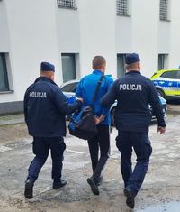 zatrzymany w czasie doprowadzania w obecności dwóch policjantów
