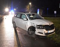 Osobowa skoda z uszkodzoną karoserią i prawym przednim kołem. Samochód stoi na jezdni.