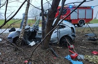 miejsce zdarzenia drogowego w miejscowości Zrąb, uszkodzony w wyniku wypadku samochód Citroen, na drodze stoi samochód staraży pożarnej