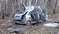 miejsce zdarzenia drogowego w miejscowości Zrąb, uszkodzony samochód Citroen, który rozbił się o drzewo