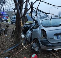 miejsce zdarzenia drogowego w miejscowości Zrąb, uszkodzony pojazd Citroen, w tle widać radiowóz policyjny