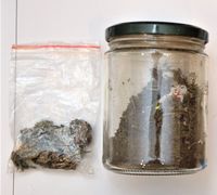 woreczek foliowy i słoik z narkotykami - suszem roślinnym