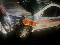 uszkodzony pojazd osobowy marki Dacia po tym jak uderzył w niego łoś