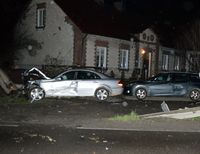 mercedes, którego kierujący uderzył w drzewo za nim inny pojazd osobowy