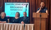 I Zastępca Komendanta Miejskiego Policji w Zamościu w czasie przemowy z okazji zakończenia roku szkolnego maturzystów