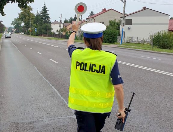 policjantka ruchu drogowego z tarczą do zatrzymywania pojazdów
