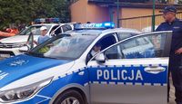 policyjny radiowóz, policjant i dzieci w czasie festynu