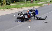 leżący na jezdni motocykl