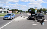 miejsce wypadku, na drodze stoi radiowóz, osobowe Volvo z rozbitą szybą a na jezdni leży motorower