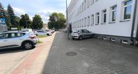 osobowy Peugeot, którego kierująca uderzyła w budynek przychodni, na parkingu zaparkowane są inne samochody