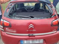 tył osobowego citroena z rozbitą szybą