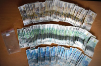 banknoty rozłożone na biurku