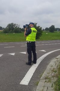 policjant ruchu drogowego dokonujący kontroli prędkości