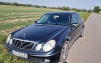 zaparkowany na poboczu drogi mercedes