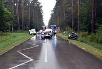 miejsce wypadku, radiowóz, wóz strażacki inne samochody na jezdni i poboczu