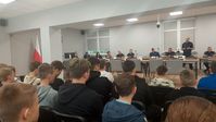 policjanci i mieszkańcy w czasie debaty