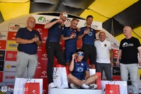 reprezentacja polskiej Policji w strojach sportowych na podium