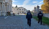 policjanci i strażacy przed zamojską Katedrą