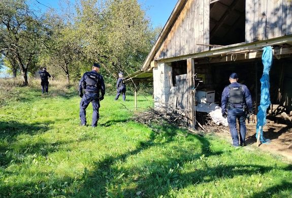 policjanci przeszukujący pustostan