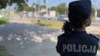 policjantka obserwująca przejście dla pieszych