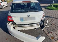 osobowa skoda z uszkodzonym tylnym zderzakiem