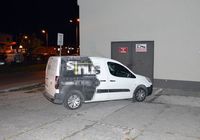 zaparkowany obok ściany citroen berlingo