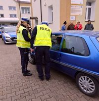 policjanci w czasie kontroli drogowej