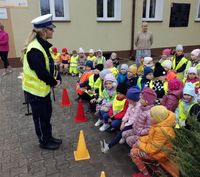 policjantka rozmawiająca z dziećmi