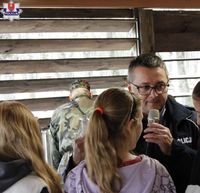 policjant wśród młodzieży
