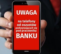 ekran telefonu z napisem uwaga na telefony od fałszywych bankowców